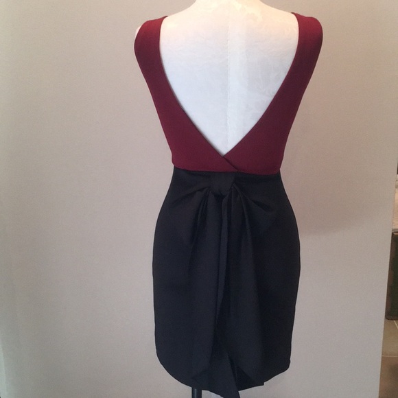 Color block dress with open back and bow detail - Picture 2 of 3